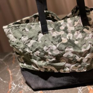 Bolso Shopper de terciopelo con estampado de camuflaje