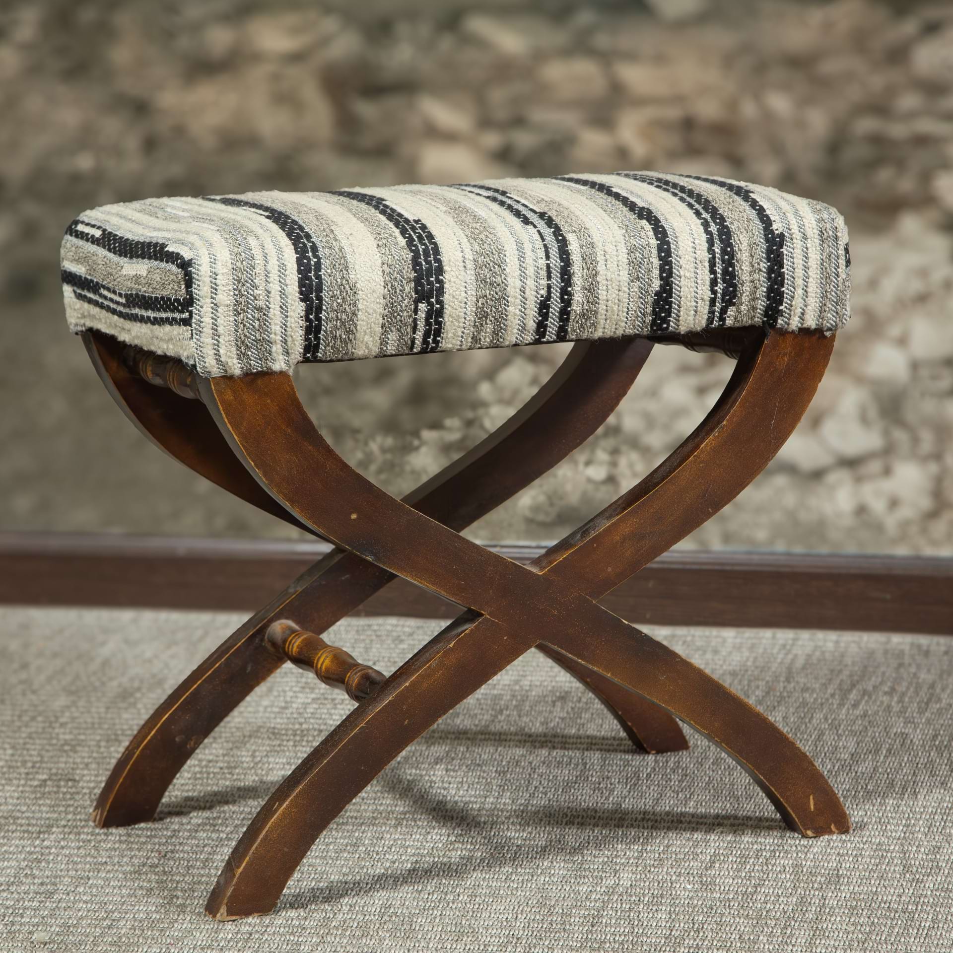 Banco auxiliar de madera, tapizado en tela bucle bicolor
