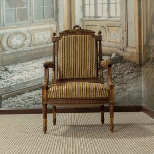 Butaca antigua de estilo, de madera de roble, con asiento de muelles, tapizada con el terciopelo original y con remate de tachuela clásica