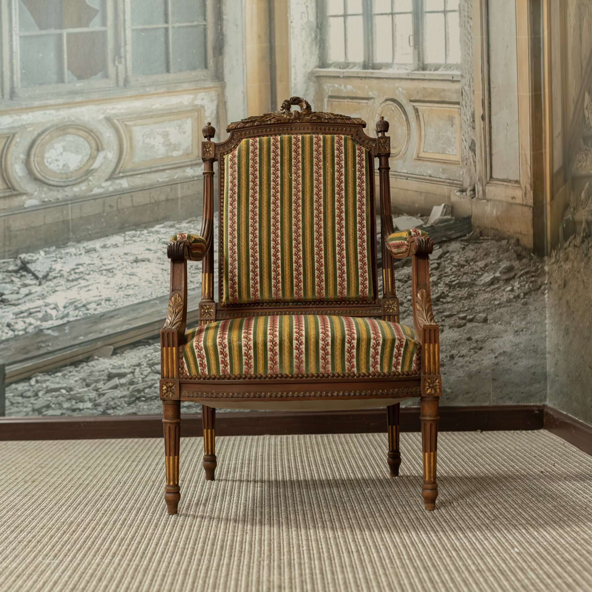Butaca antigua de estilo, de madera de roble, con asiento de muelles, tapizada con el terciopelo original y con remate de tachuela clásica