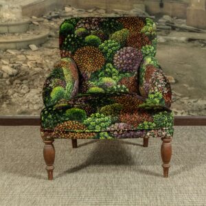 Butaca tipo descalzadora, tapizada en terciopelo estampado de Guell-Lamadrid, con patas de madera