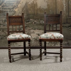 Silla castellana antigua de madera torneada, tapizada en cretona inglesa estampada, con remate doble vivo de hilo