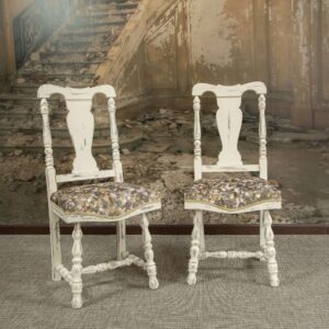 Silla castellana con madera pintada a la tiza