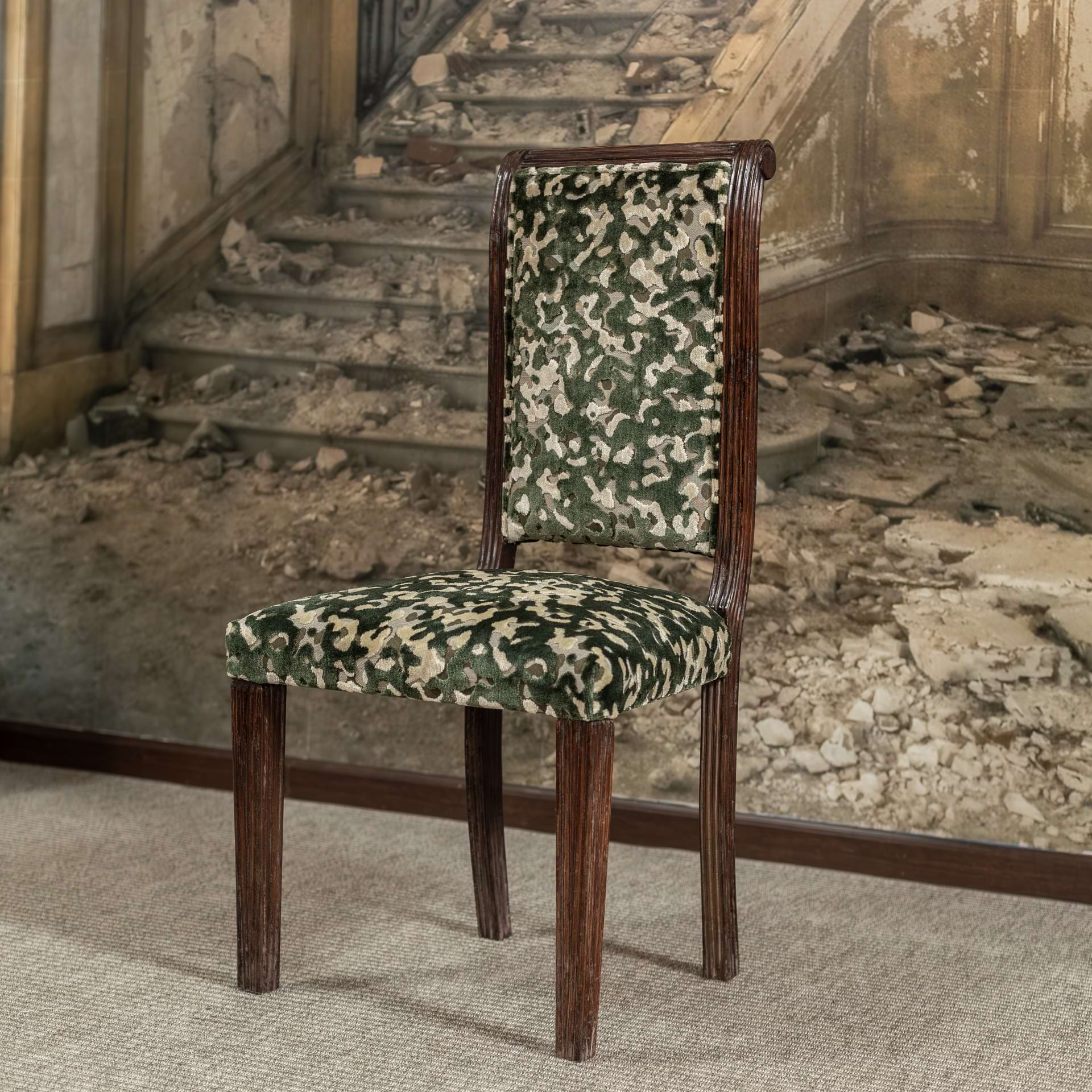 Silla de línea recta, tapizada en terciopelo brocado de camuflaje, con remate doble vivo de la misma tela