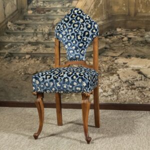Silla de respaldo tapizado, de madera de haya, tapizada en terciopelo animal print, con remate de tachuela clásica