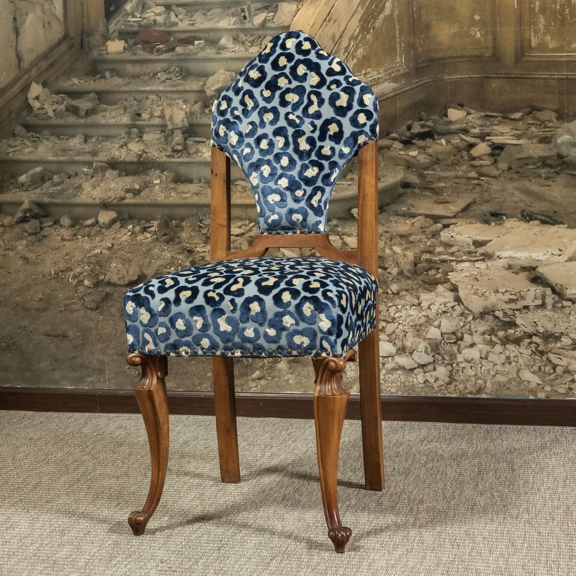Silla de respaldo tapizado, de madera de haya, tapizada en terciopelo animal print, con remate de tachuela clásica