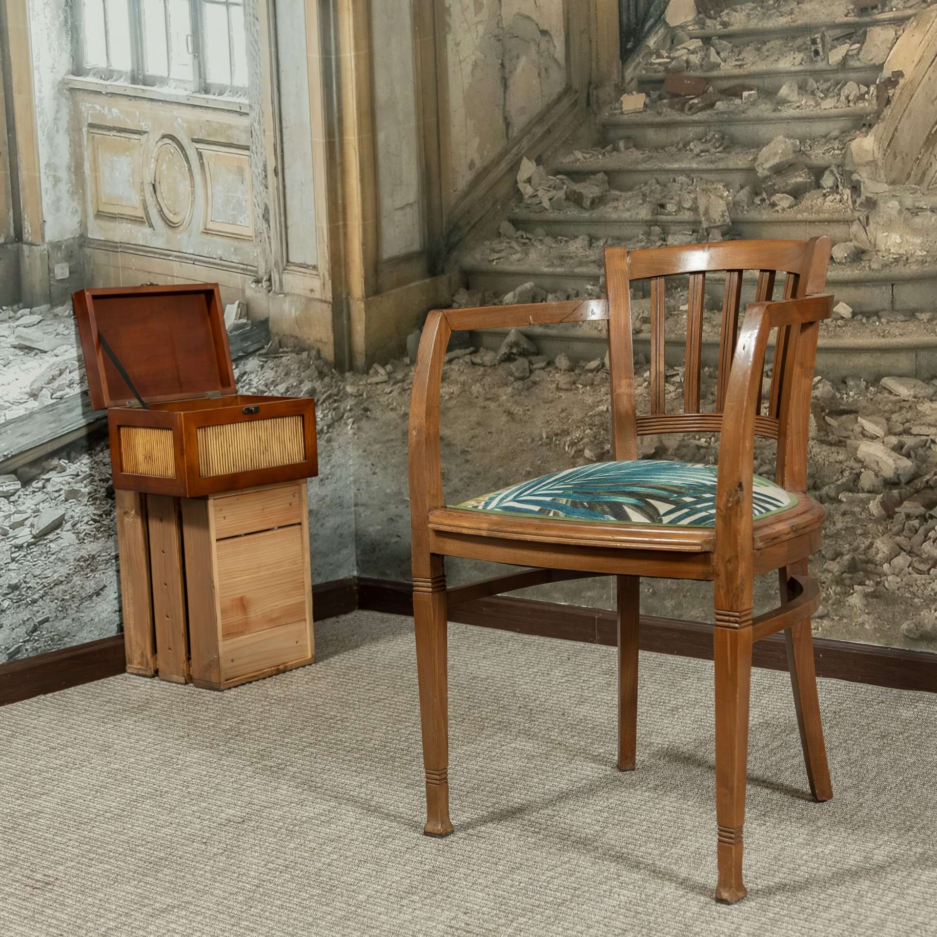 Sillón de madera con brazos, tapizado en tela de lino estampada, con remate de pasamanería de hilo